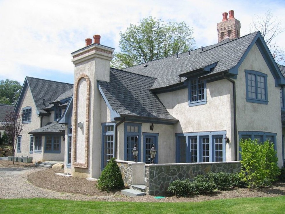 Idées déco pour une grande façade de maison grise craftsman en stuc à un étage avec un toit à deux pans et un toit en shingle.