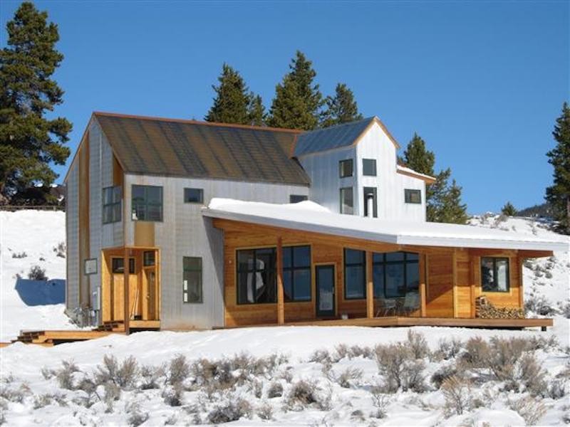 Mittelgroßes, Zweistöckiges Industrial Haus mit bunter Fassadenfarbe, Walmdach und Schindeldach in Denver