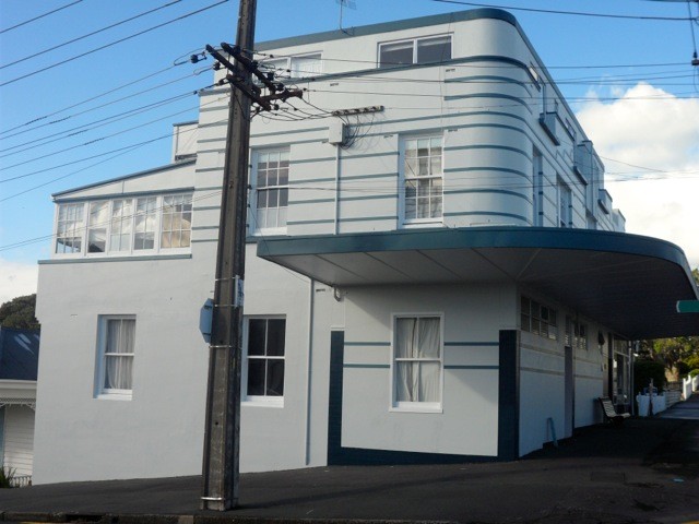 Immagine della facciata di una casa grigia stile marinaro a due piani