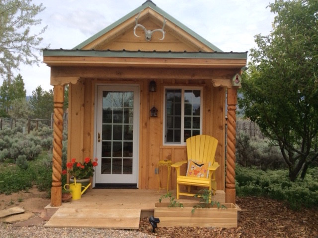 Esempio della facciata di una casa piccola marrone american style a un piano con rivestimento in legno e tetto a capanna