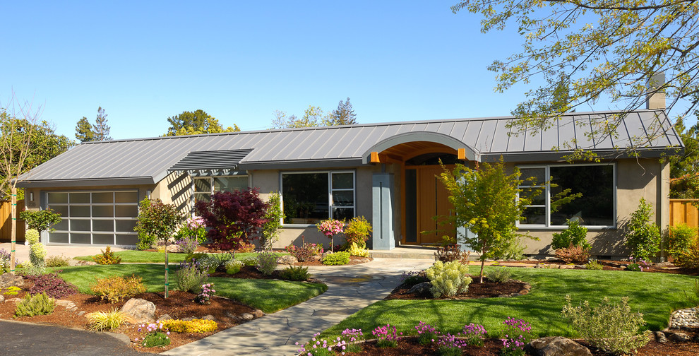 Modelo de fachada de casa beige y gris moderna con tejado de metal