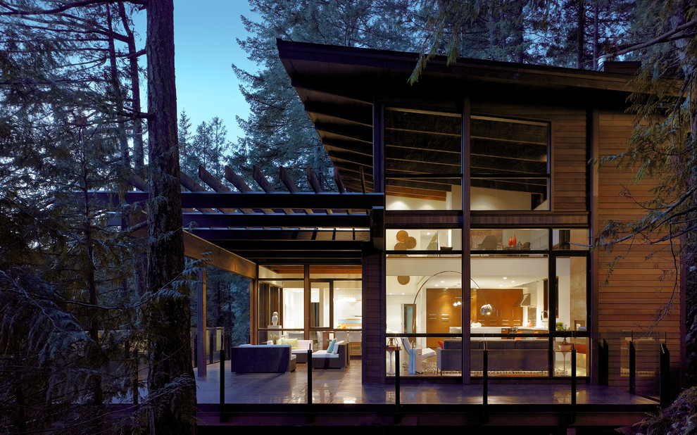 Modelo de fachada de casa marrón minimalista de dos plantas con revestimiento de madera