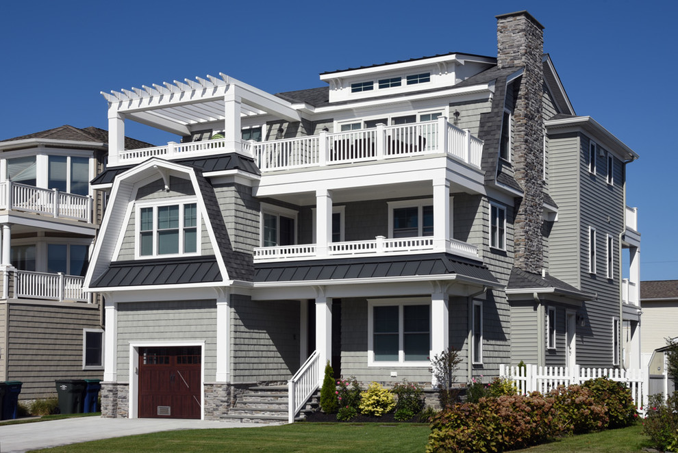 Diseño de fachada de casa gris marinera de tamaño medio de tres plantas con revestimiento de madera, tejado a dos aguas y tejado de varios materiales