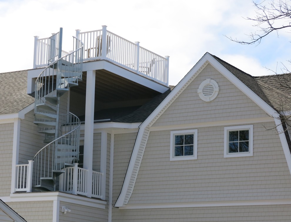 Großes, Zweistöckiges Landhausstil Einfamilienhaus mit Vinylfassade, beiger Fassadenfarbe, Mansardendach und Schindeldach in Bridgeport