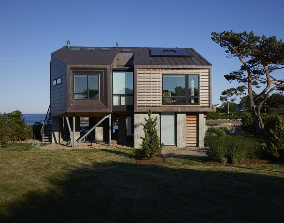Свежая идея для дизайна: частный загородный дом в морском стиле с облицовкой из металла и металлической крышей - отличное фото интерьера