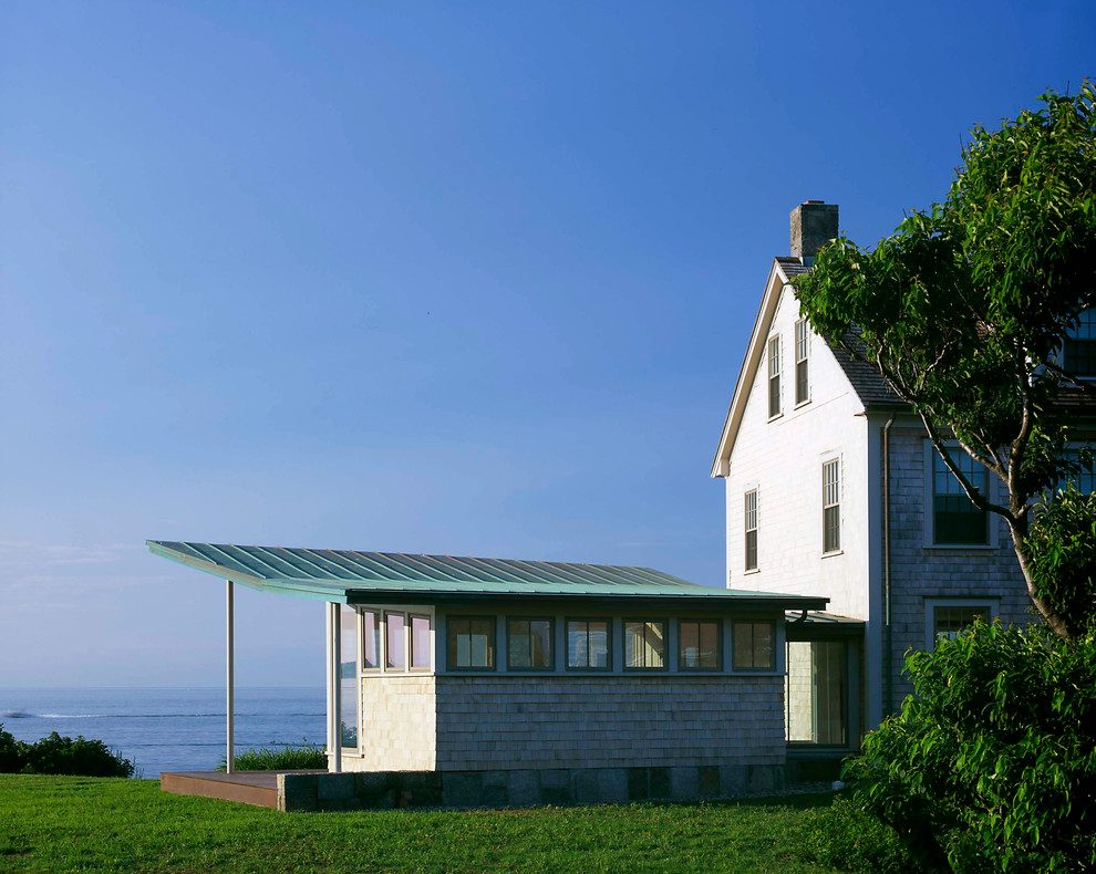 Источник вдохновения для домашнего уюта: трехэтажный, деревянный, серый дом среднего размера в стиле модернизм