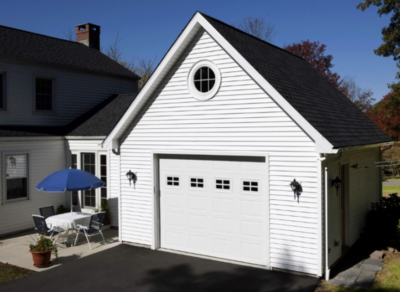Cette photo montre une petite façade de maison blanche chic de plain-pied avec un revêtement en vinyle et un toit à deux pans.