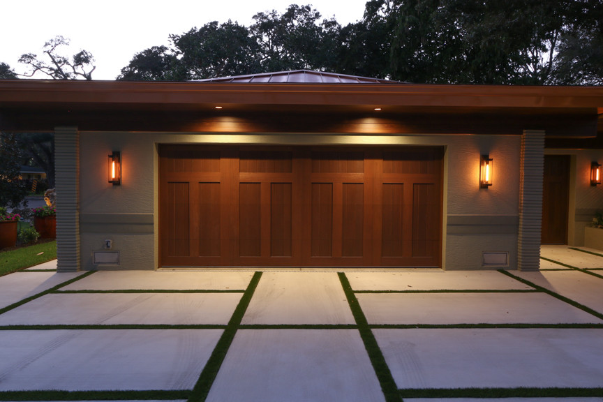 Inspiration pour une grande façade de maison beige asiatique en panneau de béton fibré de plain-pied avec un toit à deux pans et un toit en métal.