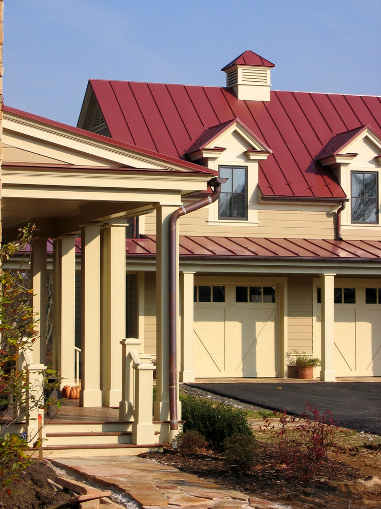 Foto della facciata di una casa classica con rivestimento in legno, copertura in metallo o lamiera e tetto rosso