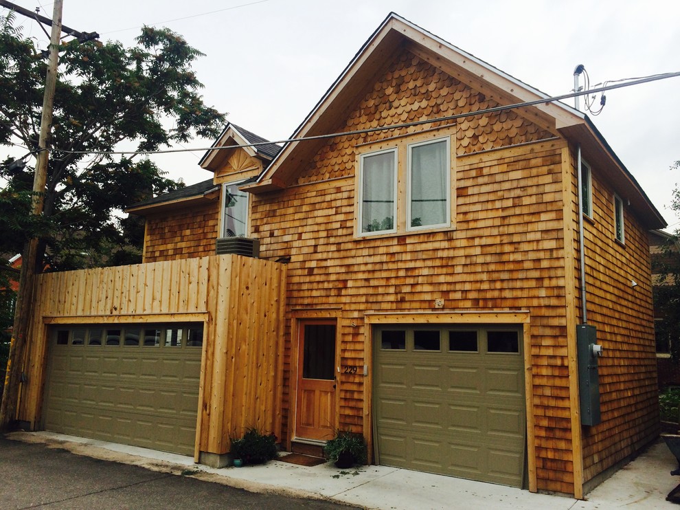 Foto della facciata di una casa piccola marrone american style a due piani con rivestimento in legno e tetto a capanna