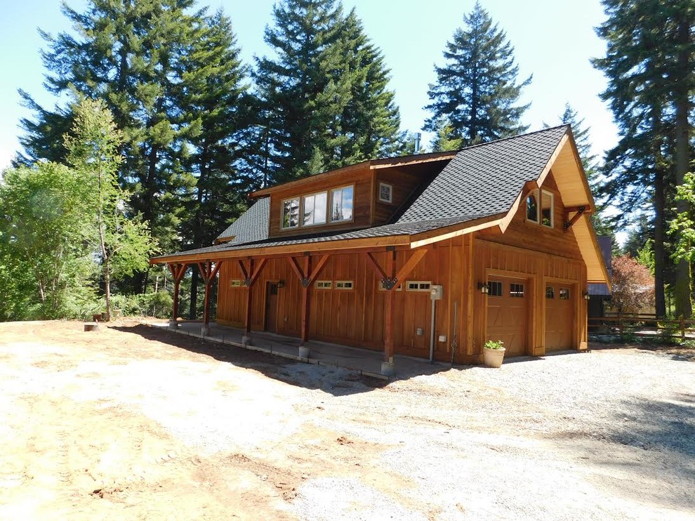 Mittelgroßes, Zweistöckiges Uriges Haus mit brauner Fassadenfarbe, Satteldach und Schindeldach in Seattle