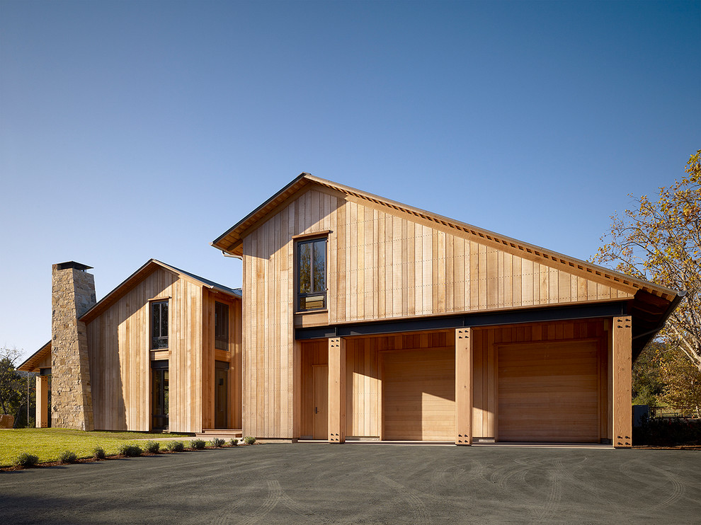 Ispirazione per la facciata di una casa contemporanea con rivestimento in legno e tetto a capanna