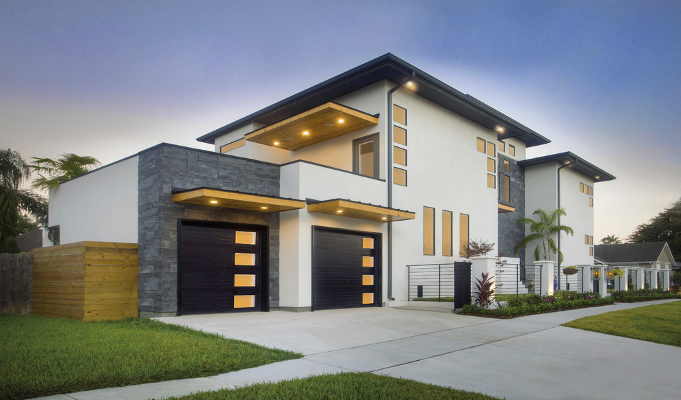 Großes, Zweistöckiges Modernes Einfamilienhaus mit Betonfassade, weißer Fassadenfarbe und Flachdach in Tampa