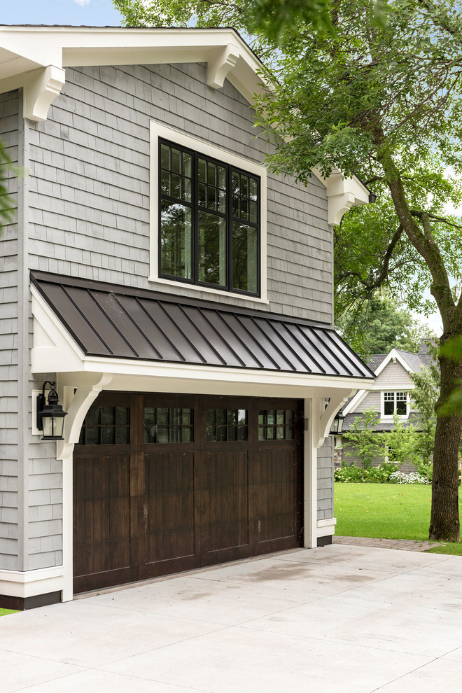 Idées déco pour une façade de maison grise craftsman en bois de taille moyenne et à un étage avec un toit à deux pans et un toit en métal.