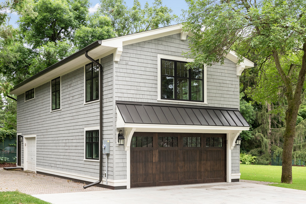 Inspiration pour une façade de maison grise craftsman en bois de taille moyenne et à un étage avec un toit à deux pans et un toit en métal.