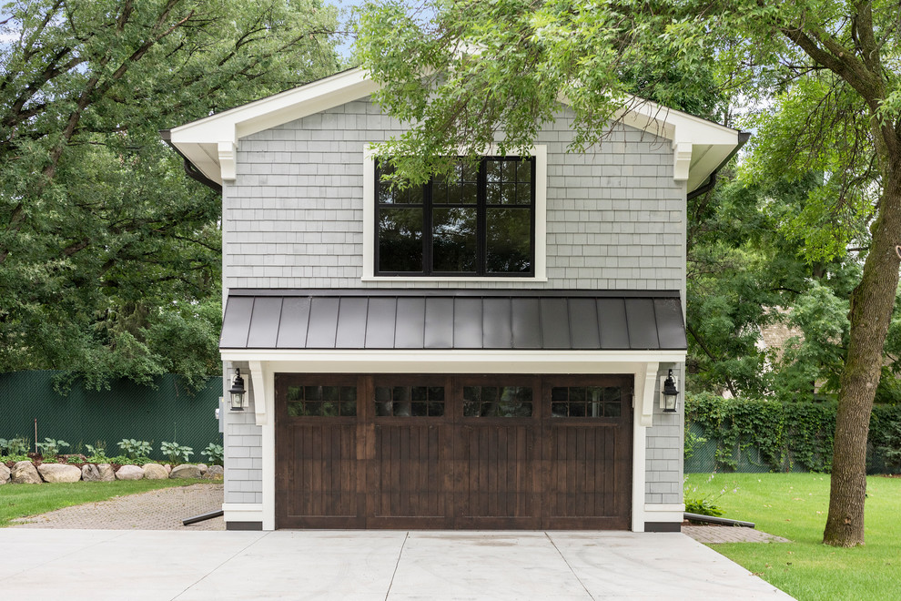 Modelo de fachada de casa gris de estilo americano de tamaño medio de dos plantas con revestimiento de madera, tejado a dos aguas y tejado de metal