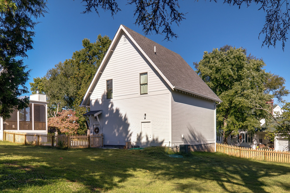 Immagine della facciata di una casa grande bianca country a due piani