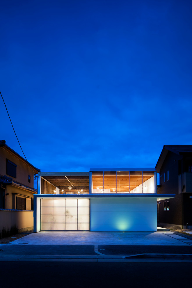Einstöckiges Industrial Einfamilienhaus mit weißer Fassadenfarbe in Kyoto
