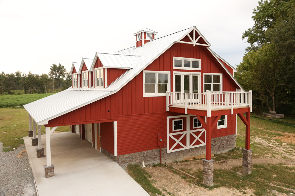 Idee per la villa grande rossa country a due piani con rivestimento in legno, tetto a capanna e copertura in metallo o lamiera