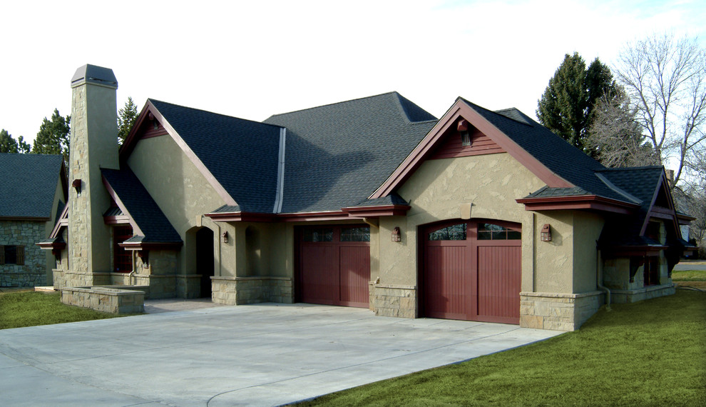 Foto della facciata di una casa american style con rivestimento in legno e tetto a capanna