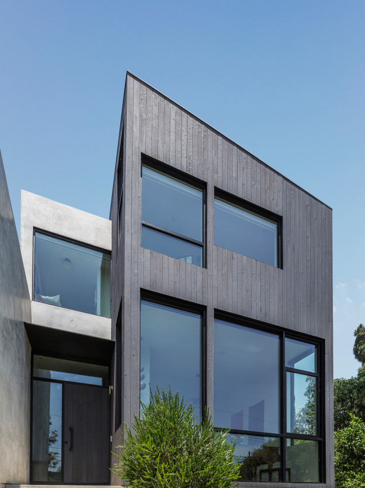 Стильный дизайн: двухэтажный, деревянный, серый частный загородный дом среднего размера в стиле модернизм с односкатной крышей и крышей из смешанных материалов - последний тренд