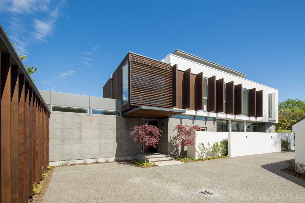 Diseño de fachada de casa blanca contemporánea de dos plantas con tejado plano