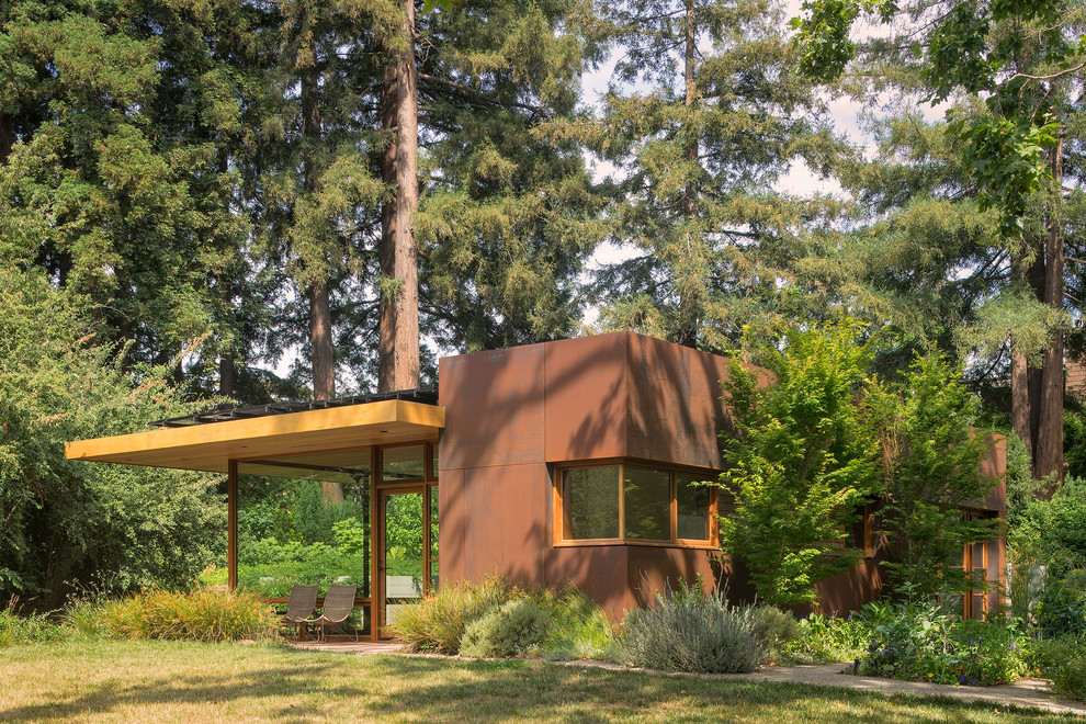 Idee per la facciata di una casa contemporanea con rivestimento in metallo e tetto piano