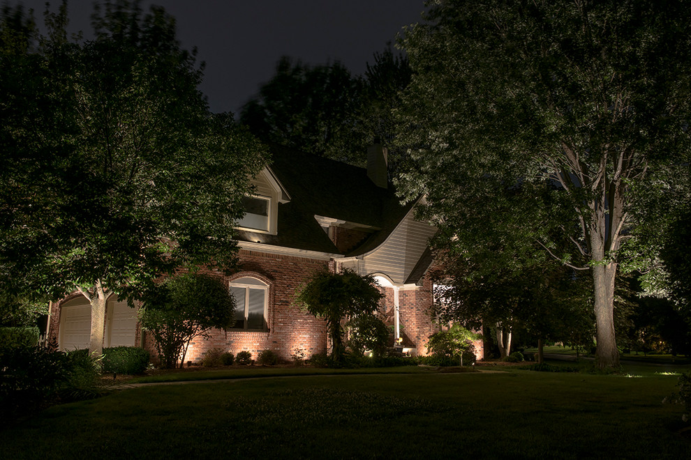 Esempio della facciata di una casa marrone american style a due piani di medie dimensioni con rivestimento in mattoni e tetto a capanna