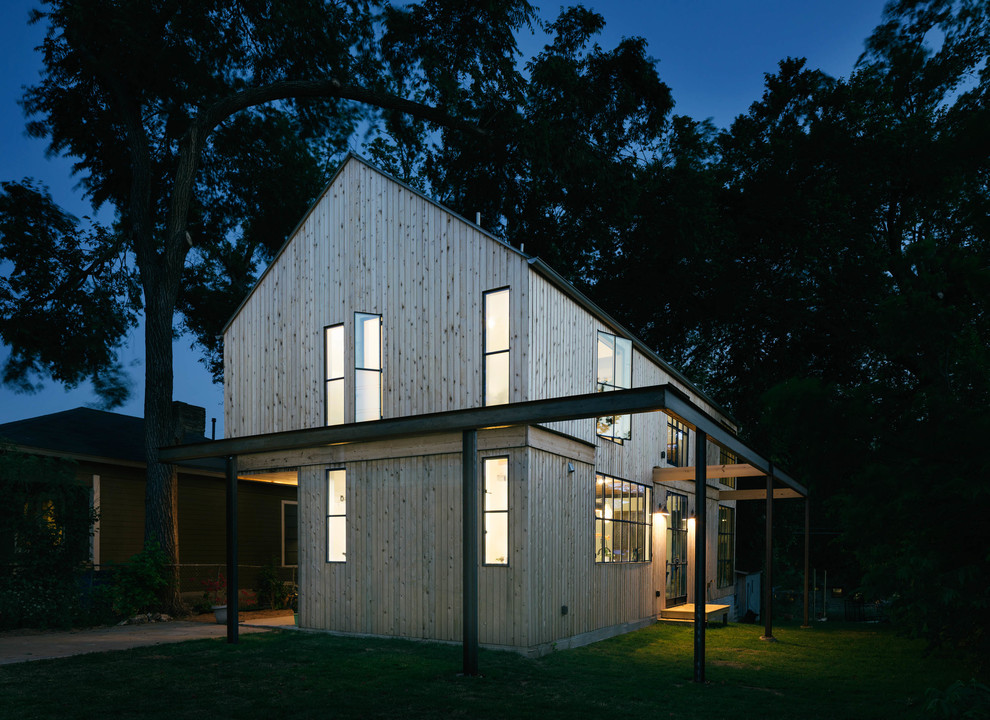 Immagine della facciata di una casa beige contemporanea a due piani di medie dimensioni con rivestimento in legno e tetto a capanna