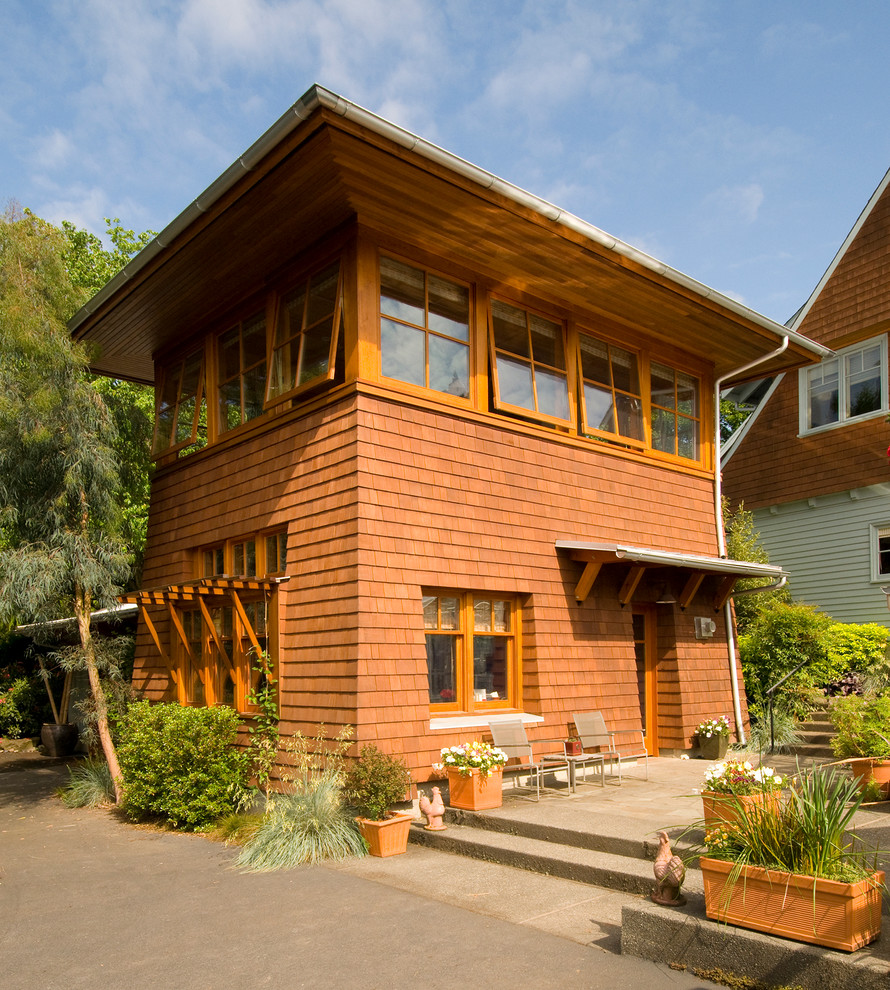 Ispirazione per la facciata di una casa american style a due piani con rivestimento in legno