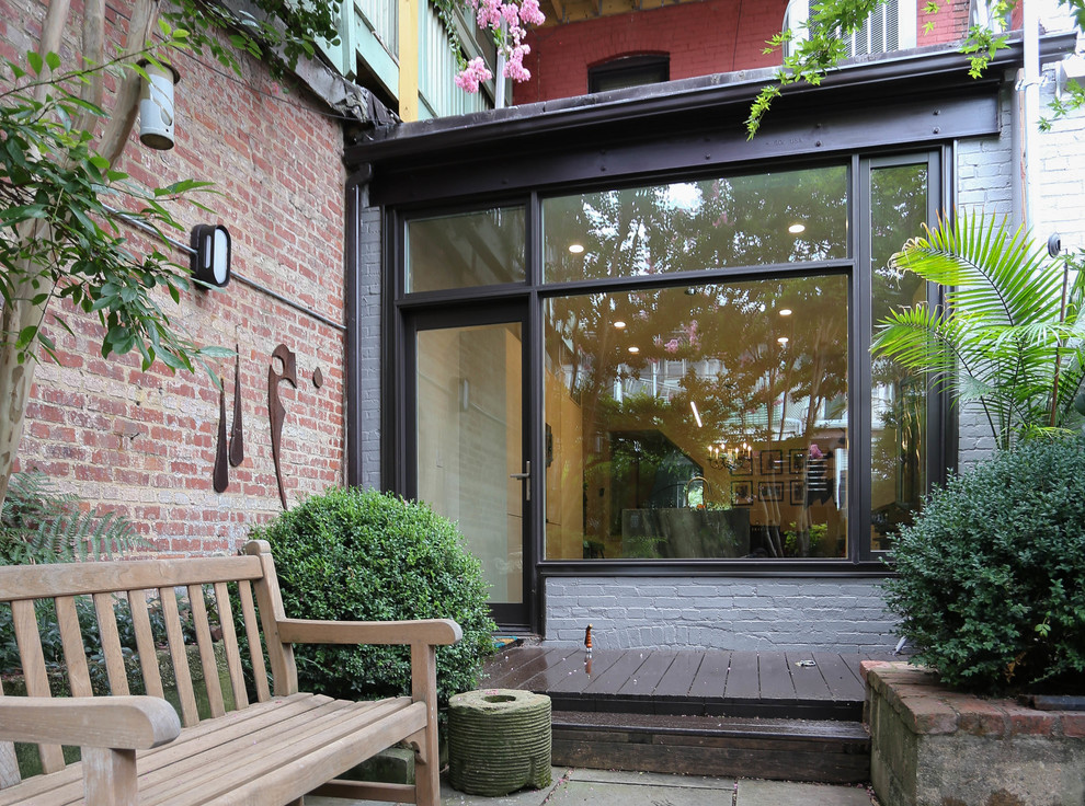 Источник вдохновения для домашнего уюта: маленький, одноэтажный, кирпичный, серый таунхаус в стиле модернизм с плоской крышей для на участке и в саду