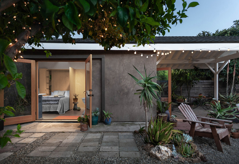 Kleines, Einstöckiges Maritimes Wohnung mit Putzfassade, grauer Fassadenfarbe, Satteldach und Schindeldach in Los Angeles