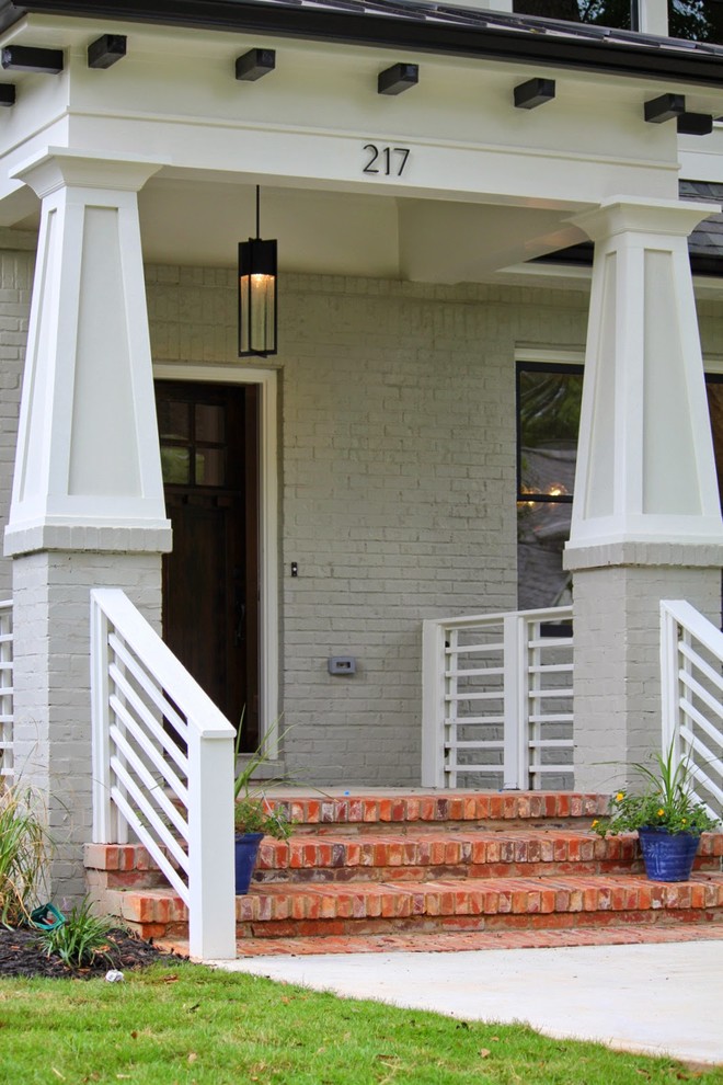 Foto de fachada de casa multicolor de estilo americano de tamaño medio de dos plantas con revestimientos combinados, tejado a dos aguas y tejado de teja de madera