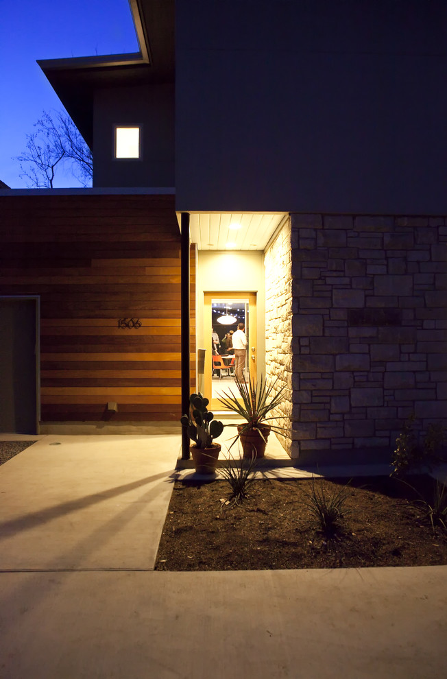 Zweistöckiges Modernes Haus mit Mix-Fassade, weißer Fassadenfarbe und Flachdach in Austin