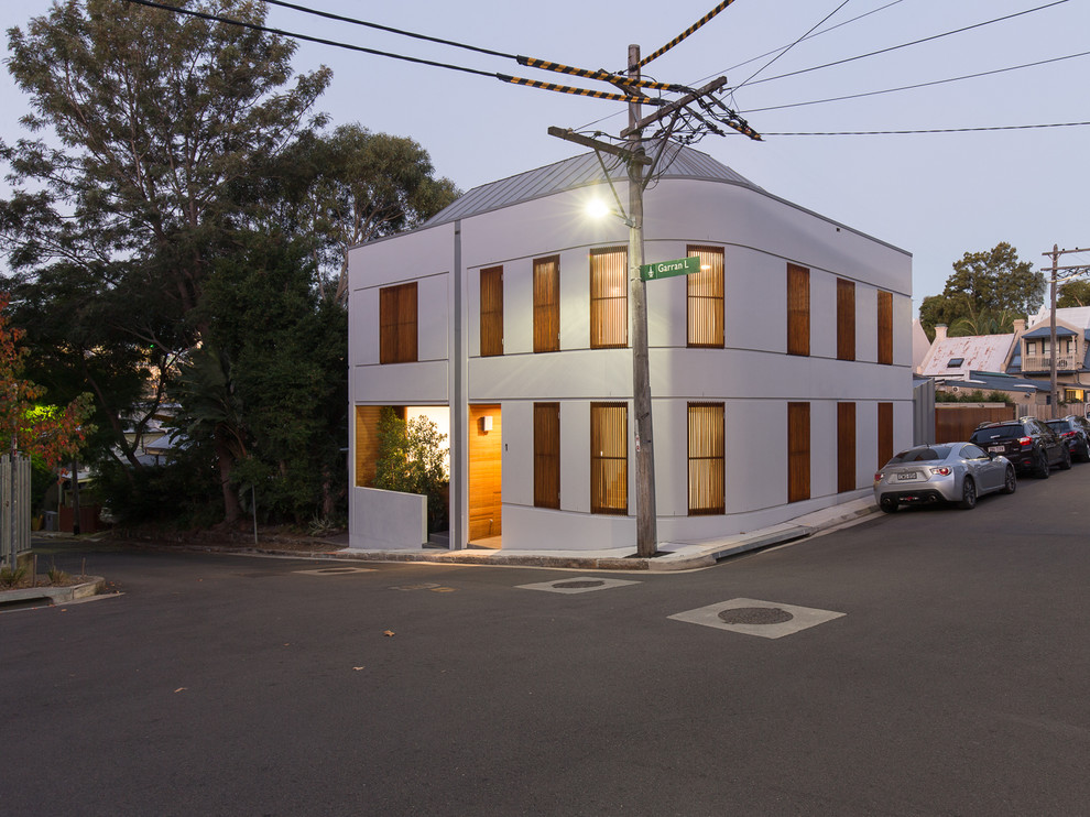 Mittelgroßes, Dreistöckiges Modernes Einfamilienhaus mit Backsteinfassade, grauer Fassadenfarbe und Blechdach in Sydney