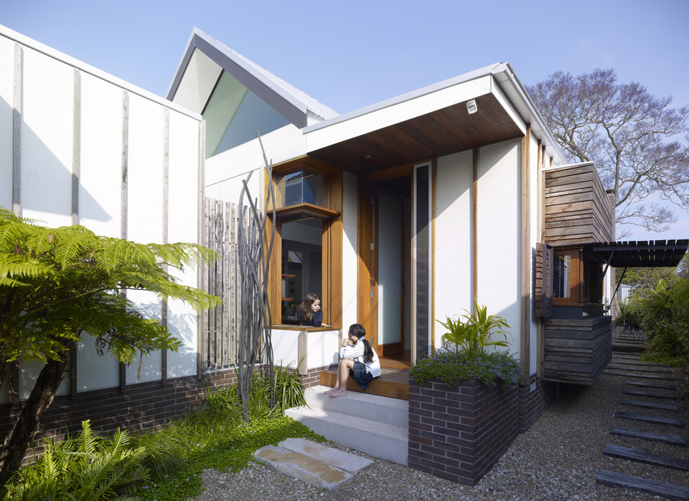 Idee per la facciata di una casa contemporanea a un piano con rivestimenti misti