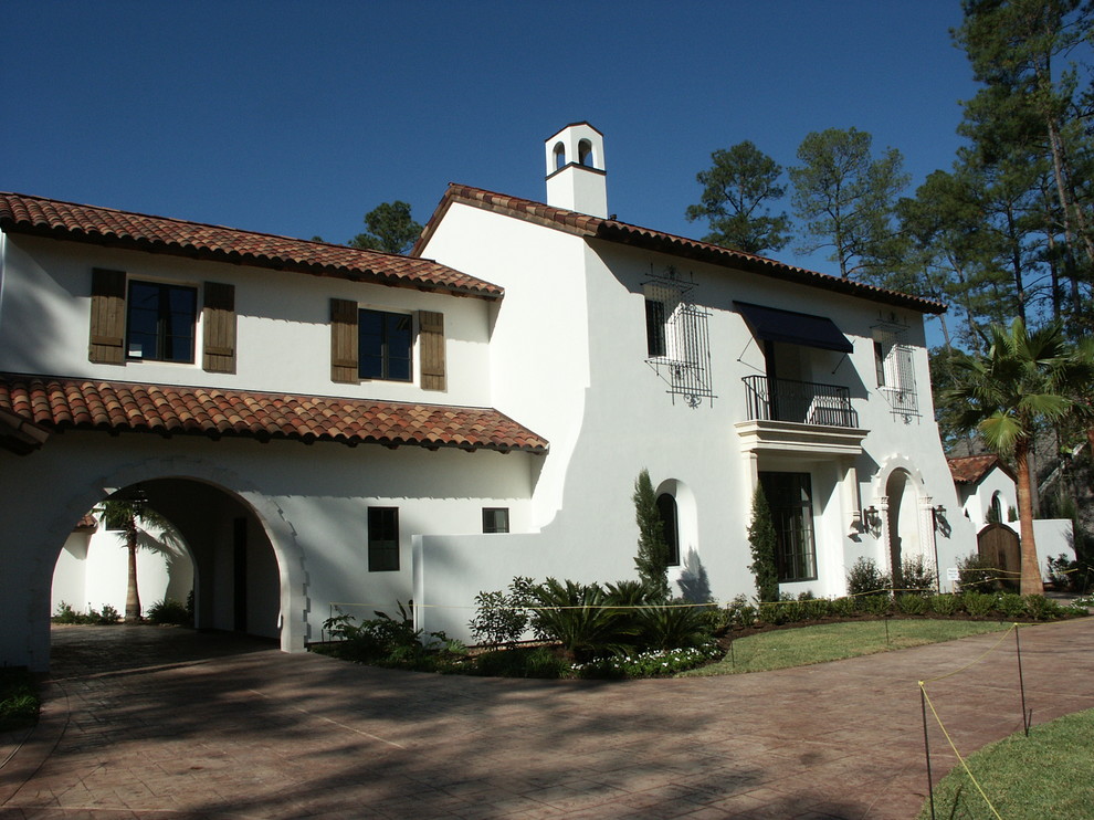 Photo of a large and white bohemian two floor render house exterior in Houston.