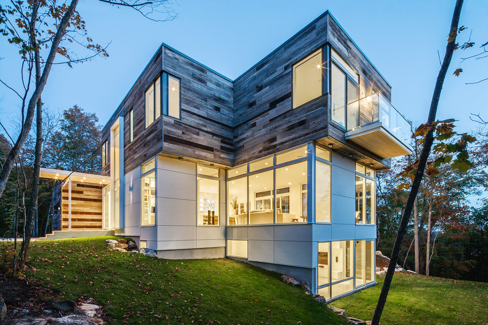 Ispirazione per la facciata di una casa moderna con rivestimento in legno e tetto piano