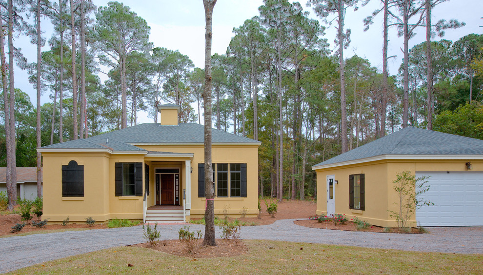 Mittelgroßes, Einstöckiges Mediterranes Haus mit gelber Fassadenfarbe in Charleston