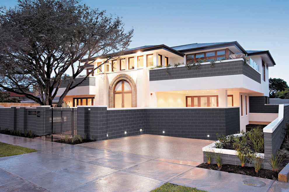 На фото: двухэтажный, белый дом в стиле неоклассика (современная классика) с вальмовой крышей