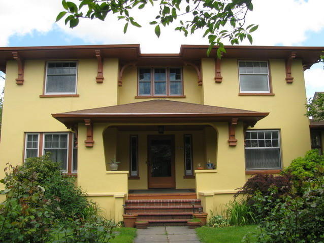 На фото: большой, двухэтажный, желтый частный загородный дом в стиле неоклассика (современная классика) с облицовкой из цементной штукатурки, вальмовой крышей и крышей из гибкой черепицы