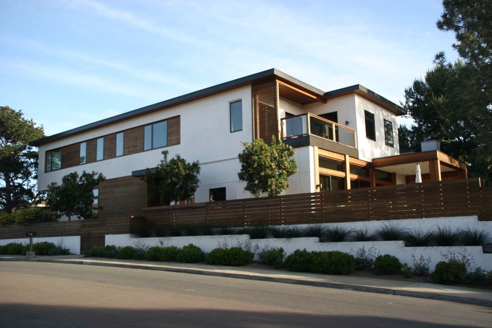Immagine della facciata di una casa bianca contemporanea a due piani di medie dimensioni con rivestimento in stucco e tetto piano