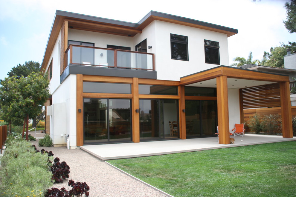 Esempio della facciata di una casa bianca contemporanea a due piani di medie dimensioni con rivestimento in stucco e tetto piano
