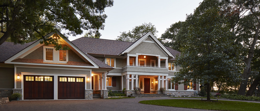 Идея дизайна: большой, двухэтажный, деревянный, серый дом в стиле неоклассика (современная классика) с вальмовой крышей