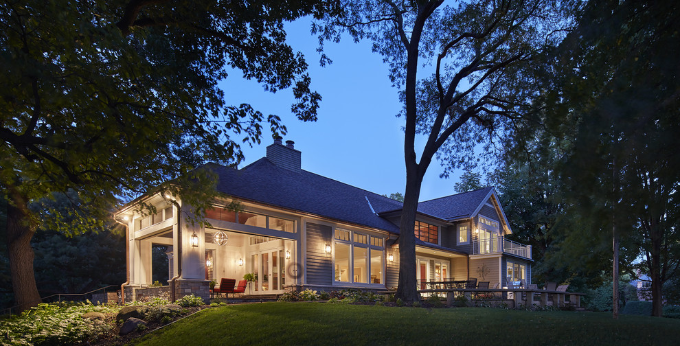 На фото: большой, двухэтажный, деревянный, серый дом в стиле неоклассика (современная классика) с вальмовой крышей