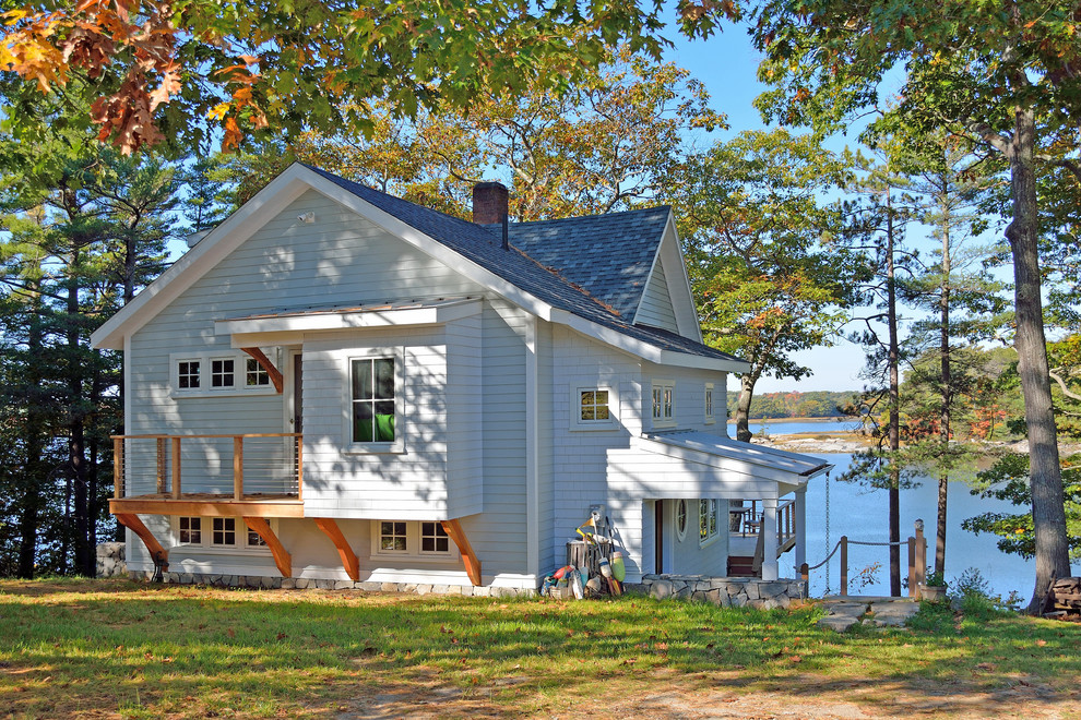 Foto de fachada azul costera de dos plantas con revestimiento de madera y tejado a dos aguas