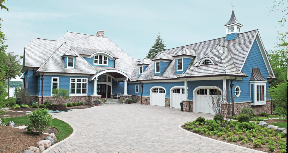 Cette photo montre une grande façade de maison bleue bord de mer à deux étages et plus avec un revêtement mixte.