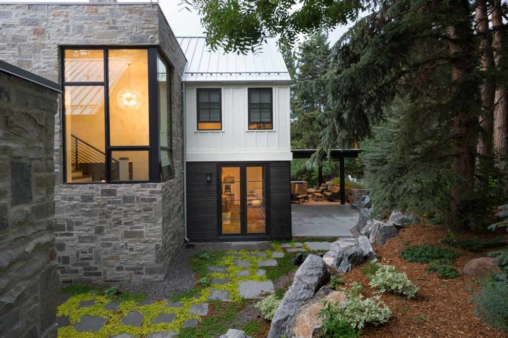 Свежая идея для дизайна: частный загородный дом в современном стиле с металлической крышей - отличное фото интерьера