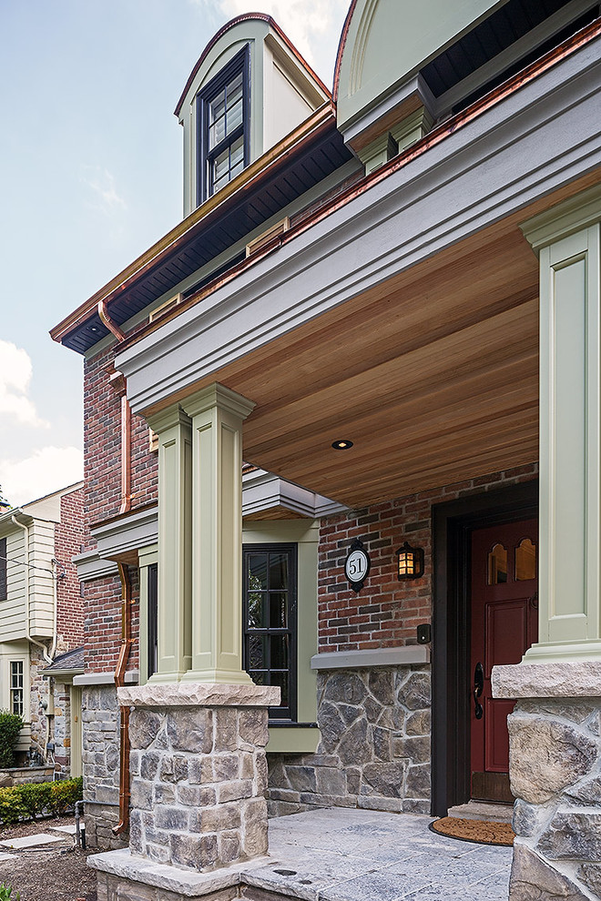 Стильный дизайн: большой, двухэтажный, кирпичный, красный дом в классическом стиле с двускатной крышей - последний тренд