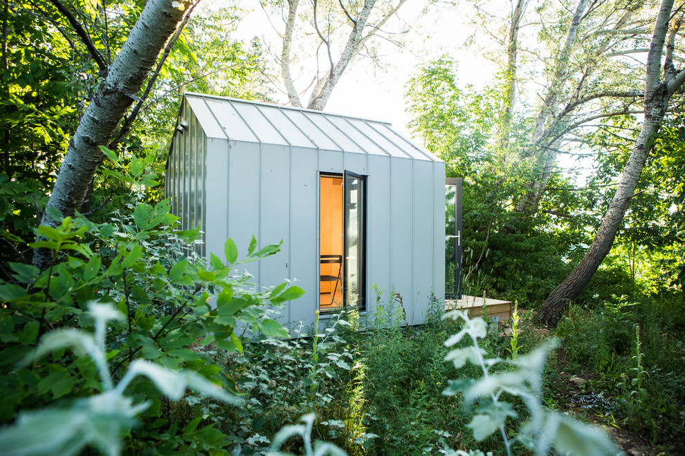 Inspiration för ett litet funkis grått hus, med allt i ett plan, metallfasad och sadeltak